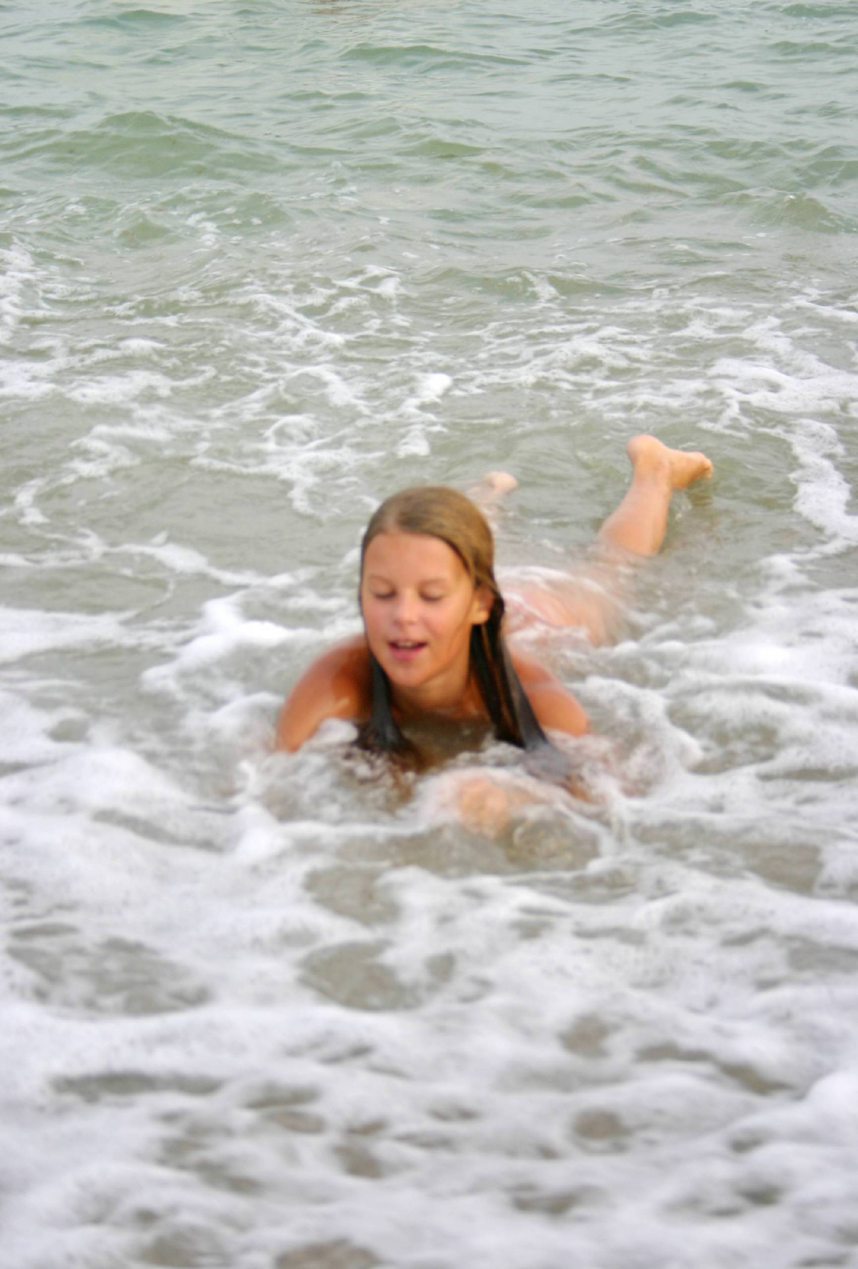 Pure Nudism Images Low Splashes in the Wave - 1