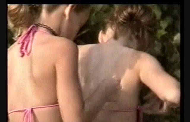 Naturistin Schlammspiele (Lea and Friend. A day at the river) - 2